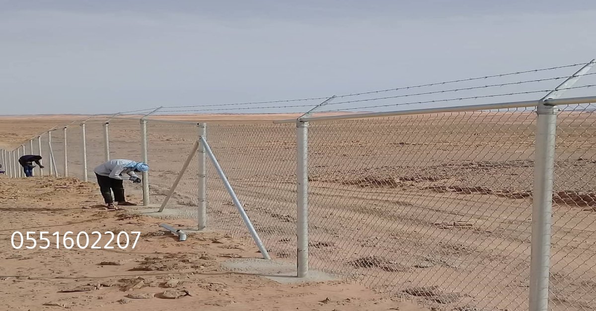 شبك معدني عالي الجودة يُستخدم في محيط المنشآت التجارية لحمايتها من المارة